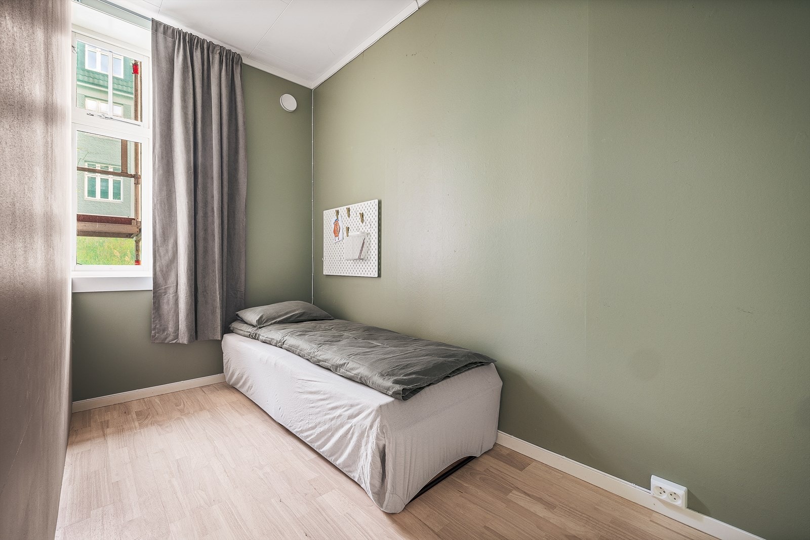 Dette rommet var tidligere en del av leilighetens soverom. Nå er det markert som kontor. Galleribilde