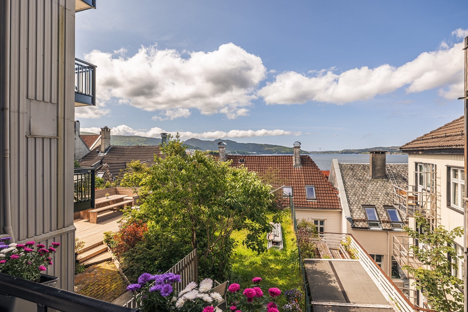 Sjarmerende bolig med vakker utsikt over fjord og fjell. Rolig nabolag, frodig hage og solrik terrasse. Perfekt for avslapning. Galleribilde