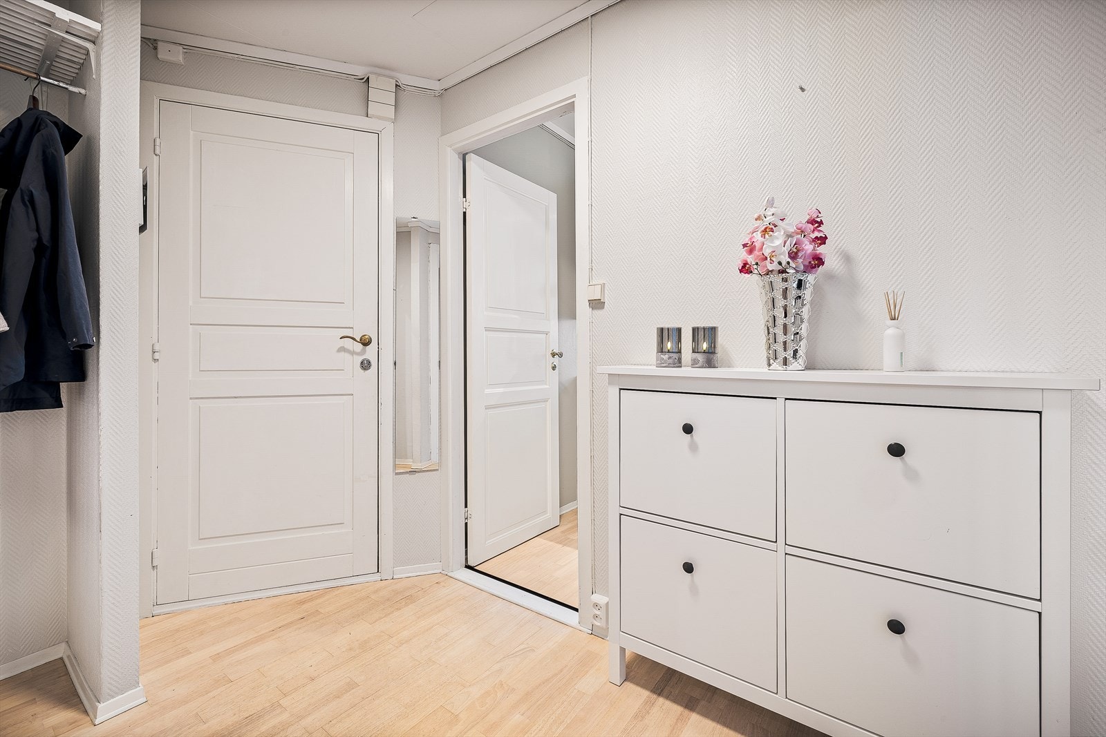 Fin gang med fine muligheter for å henge fra seg det en måtte ha av yttertøy. Til venstre ved entre får en leilighetens kjøkken Galleribilde