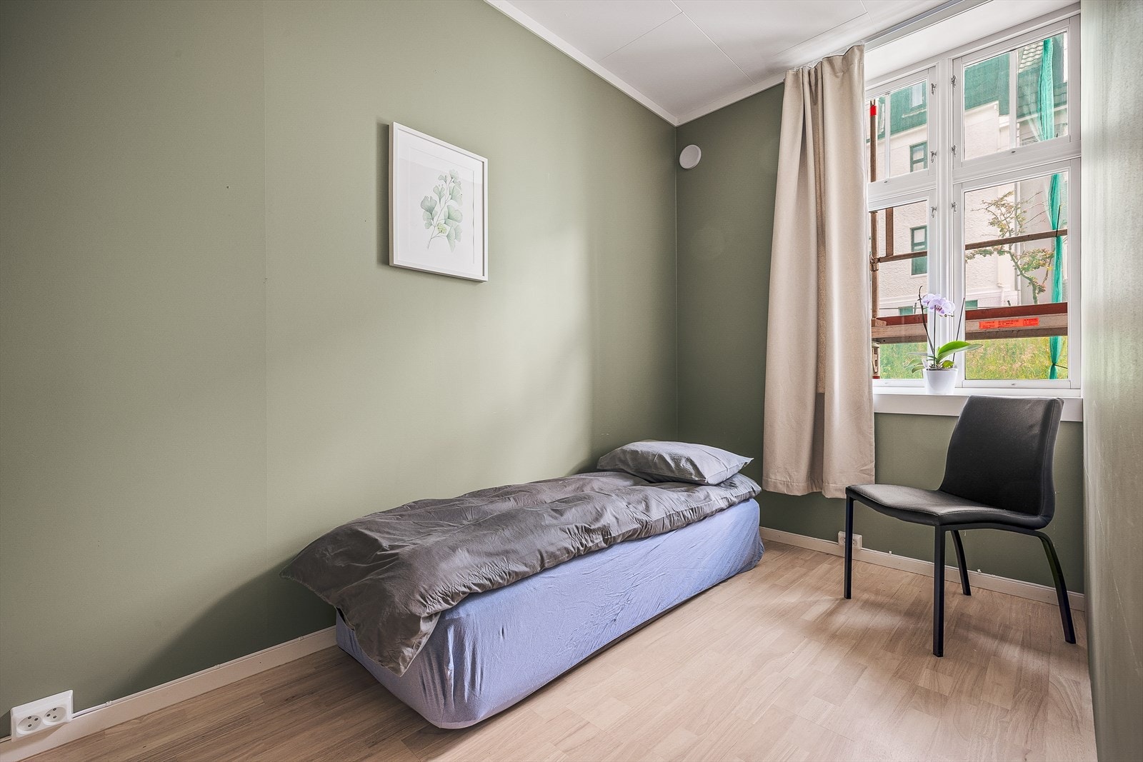 Lyst og enkelt soverom med behagelig atmosfære, perfekt for avslapning. Store vinduer gir rikelig med naturlig lys. Galleribilde