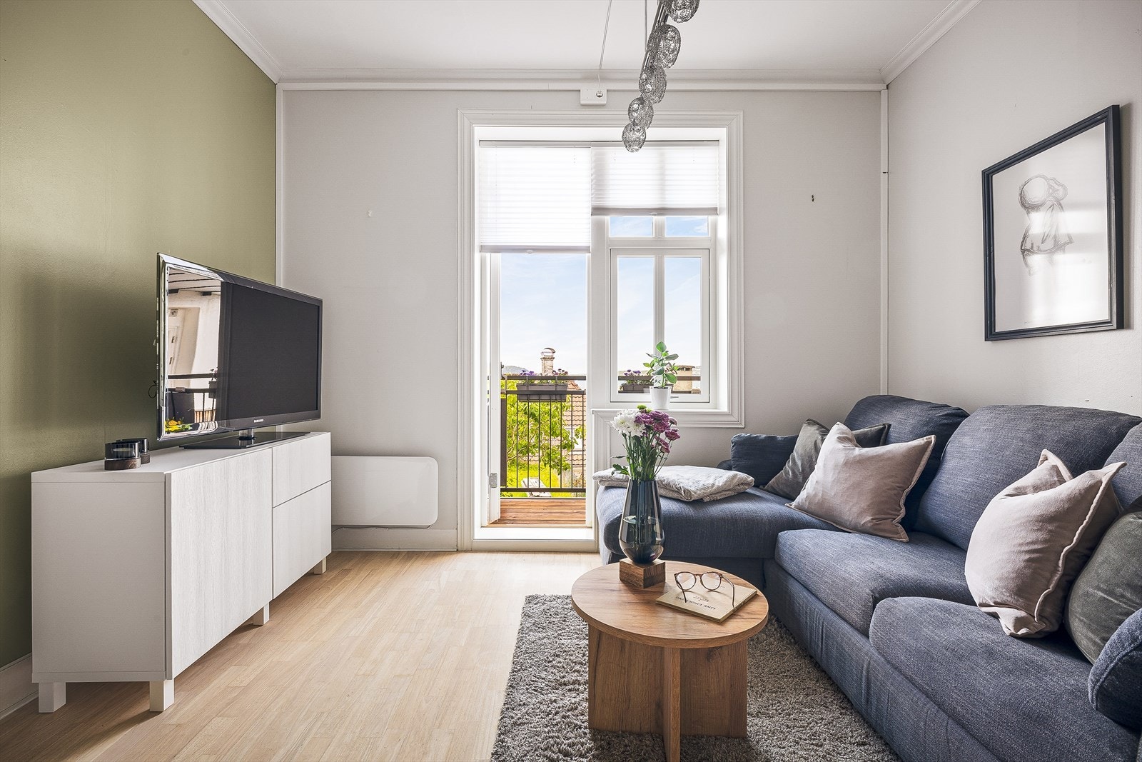 Stue med utgang mot en nydelig balkong Galleribilde