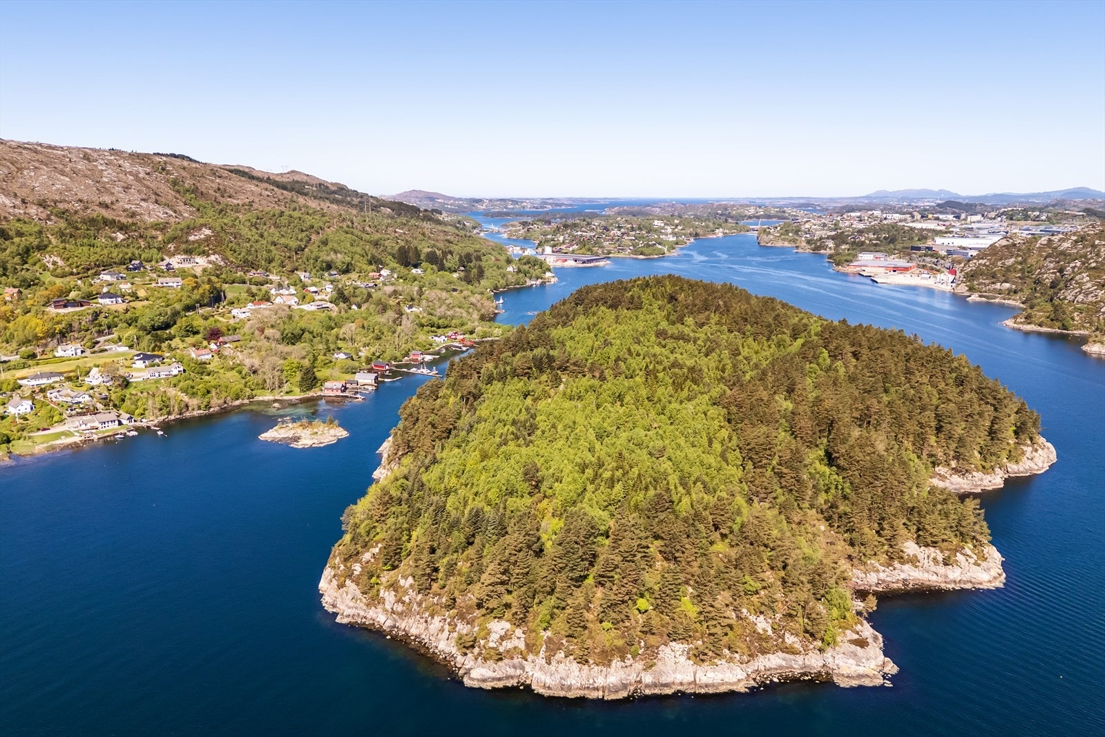 Hovden (øyen i bilde) er en del av felleseiendom. Tilgang via traktorevei Galleribilde