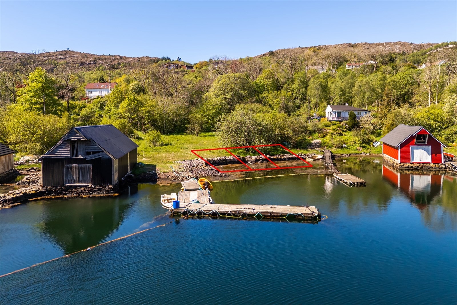 Det følger også med 3 stk nausttomter som er fradelt med egne bnr. Galleribilde