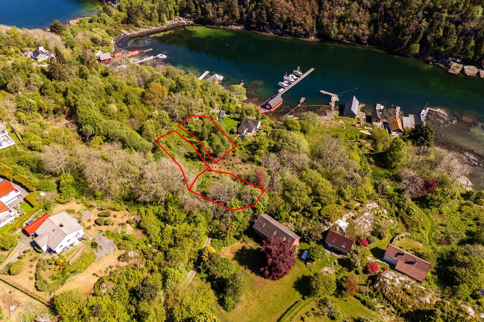 Med i salget følger 3 stk boligtomter hvor det ble gitt rammeløyve for oppføring av 3 enebolig i mai 2022 som ble fornyet i april 2025. Galleribilde