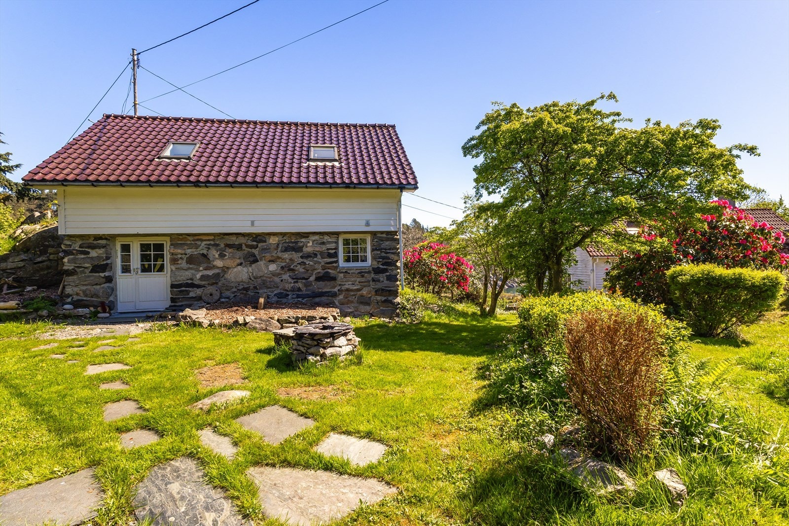 Uthuset er i dag innredet og har vært brukt som et lite sommerhus. Galleribilde