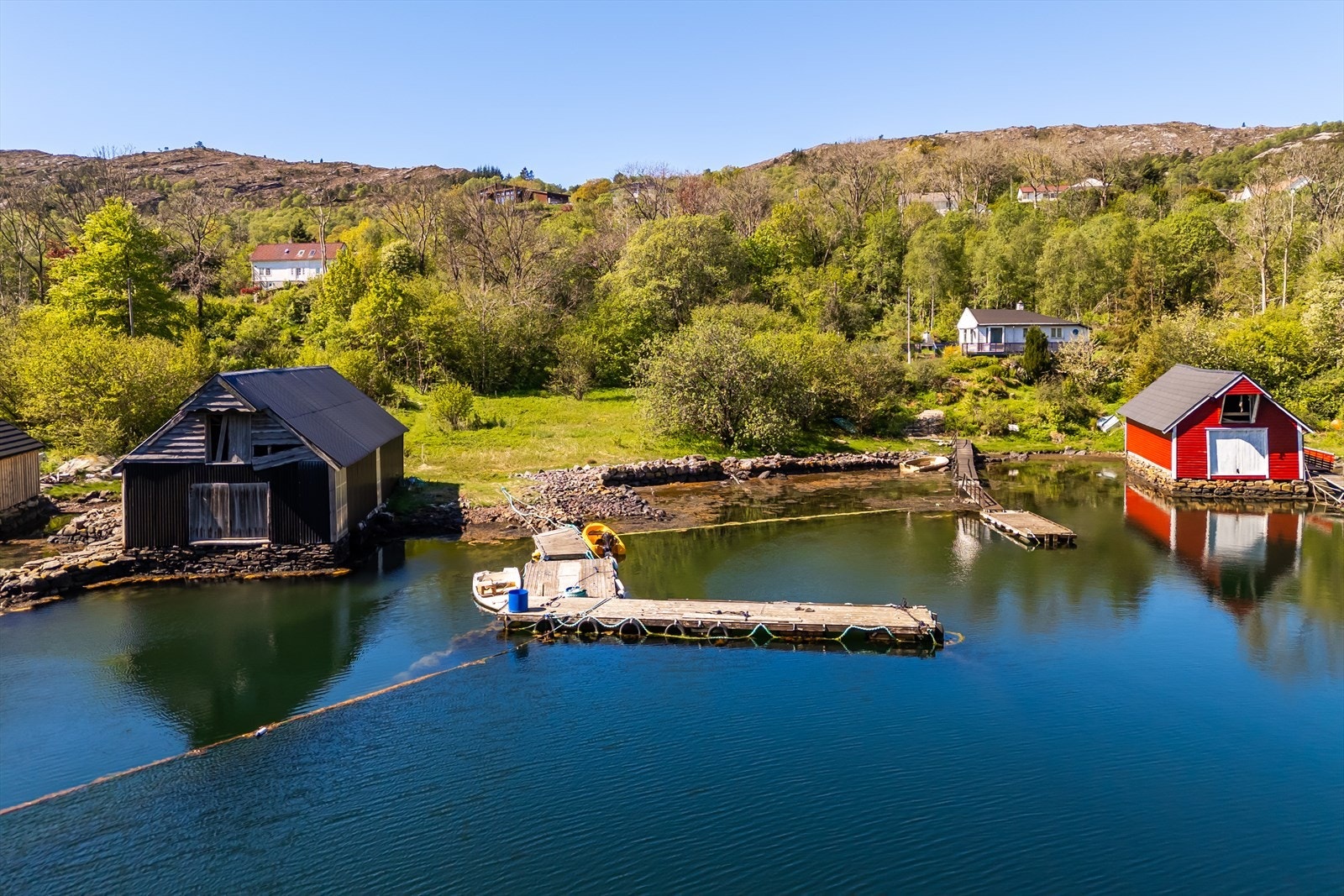 Et nedlagt småbruk med naust, lang sjølinje samt 3 boligtomter og 3 nausttomter! Galleribilde