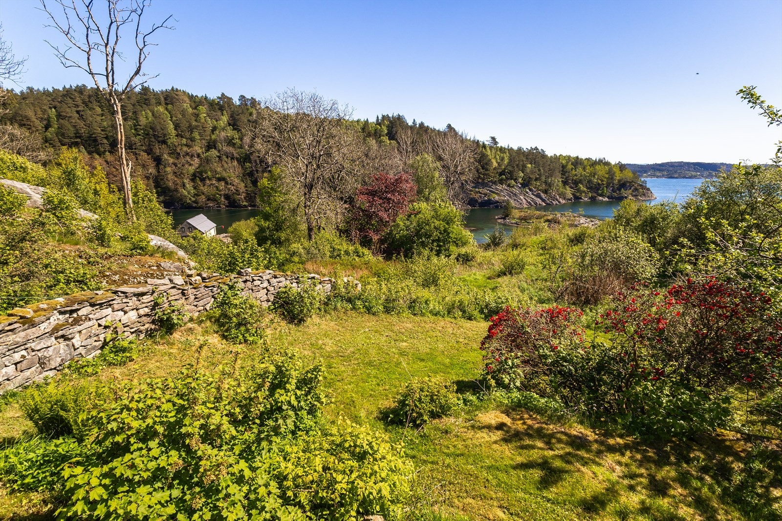 Kort gange ned til sjø og tilhørende naust og badeplass Galleribilde
