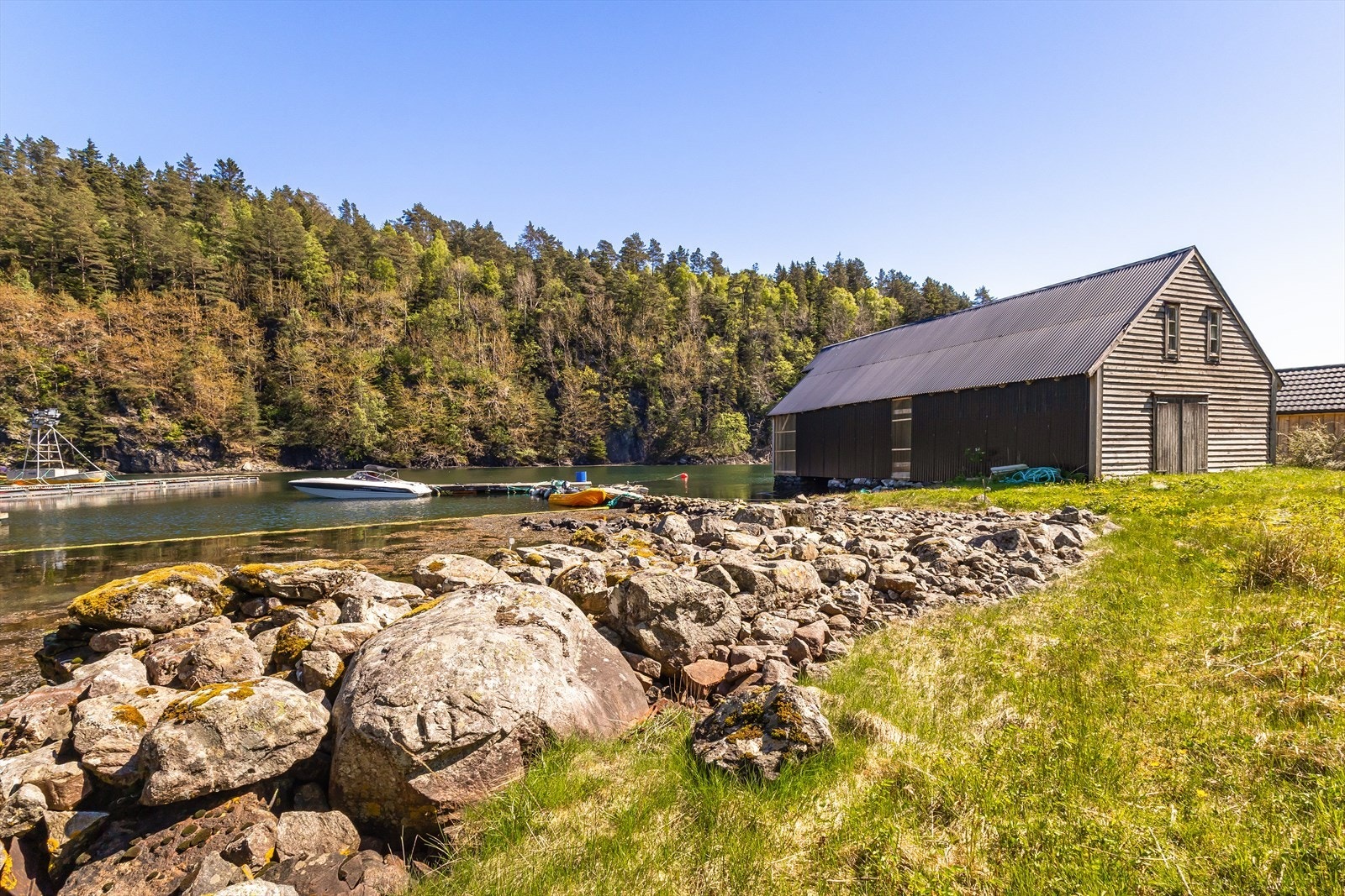 Tilhørende naust er på hele ca 100 kvm. Galleribilde