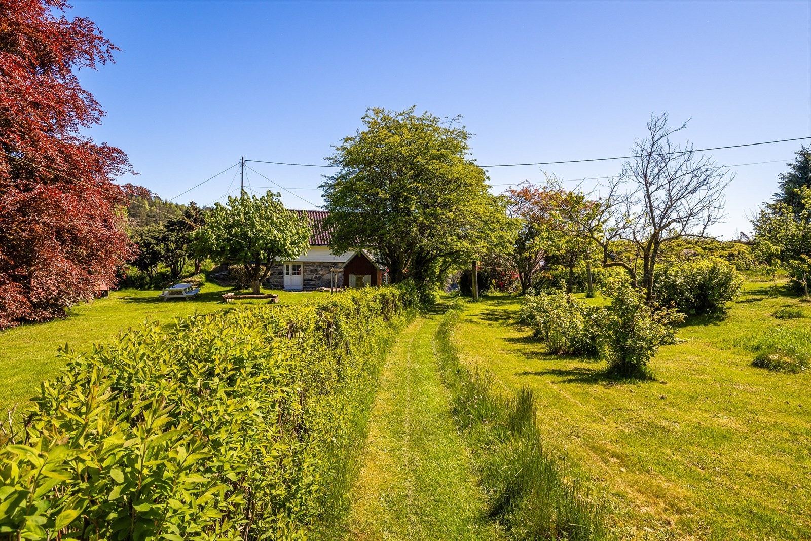 Eiendommen ligger i idylliske og landlige omgivelser, samtidig som det kun er ca. 8 min kjøring til Sartor Storsenter og fremtidens Kystby! Galleribilde