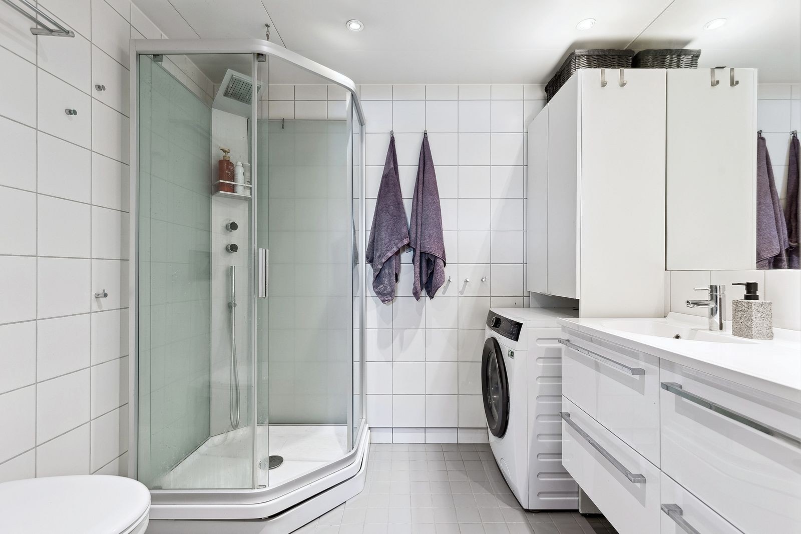 Pent flislagt bad med gulvvarme og opplegg for vaskemaskin. Galleribilde