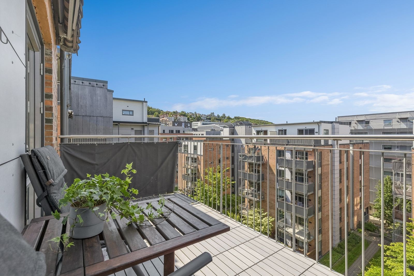 Fra kjøkkenet er det utgang til solrik balkong på ca. 7,9 kvm. Flott utsikt! Galleribilde