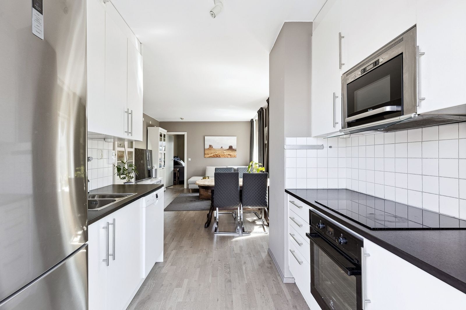 Hvitevarene på kjøkkenet følger med (komfyr, platetopp, oppvaskmaskin og kombiskap). Galleribilde