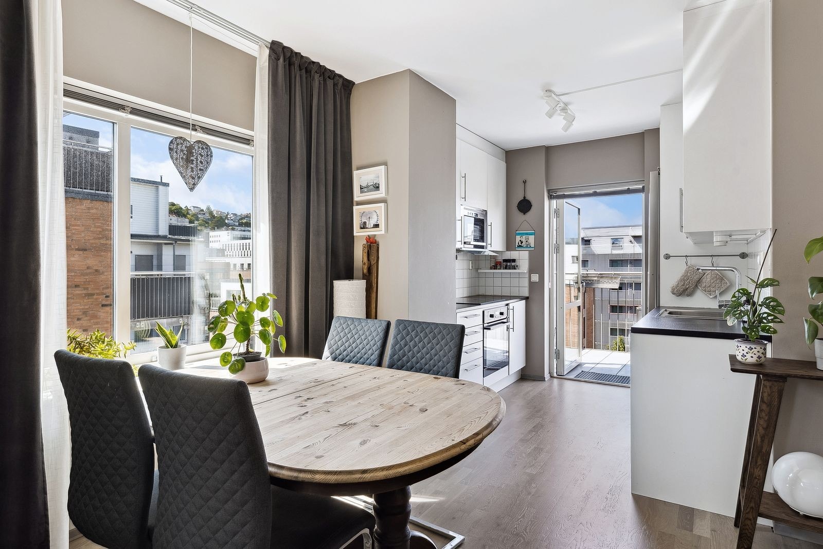 Åpen stue- og kjøkkenløsning med utgang til solrik balkong. Galleribilde