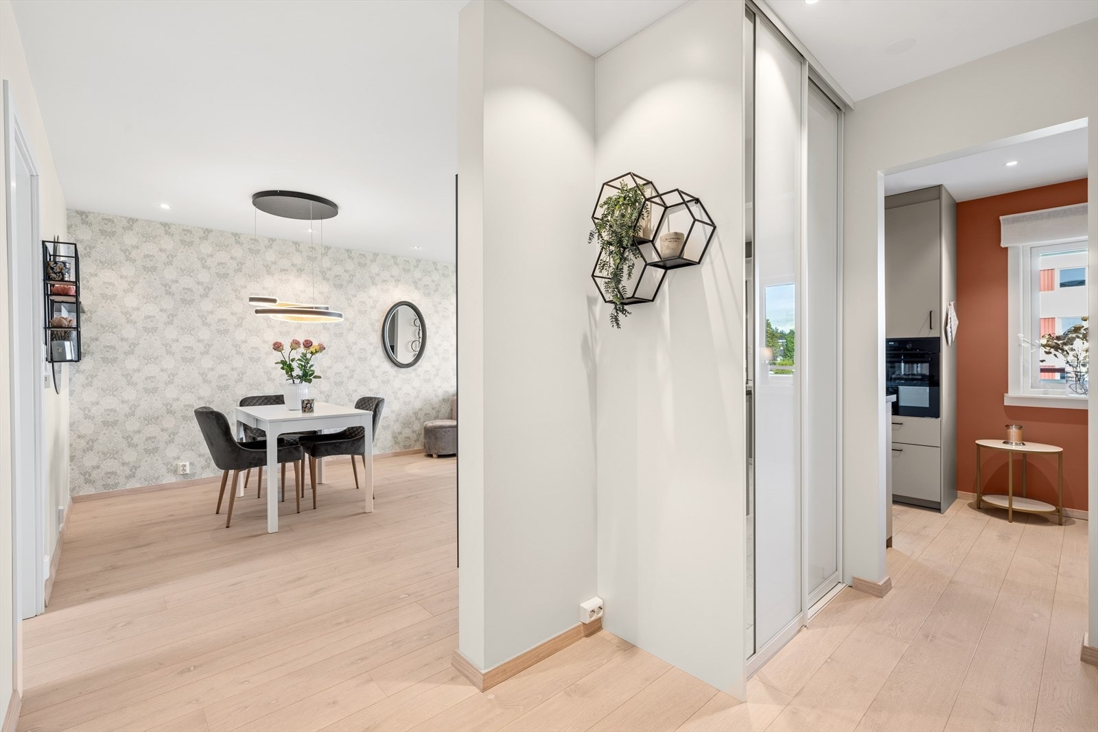 Herfra ser man fra gangen og inn mot hhv. stue og kjøkken - Legg merke til at det er skyvedørsgarderobe i gangen Galleribilde