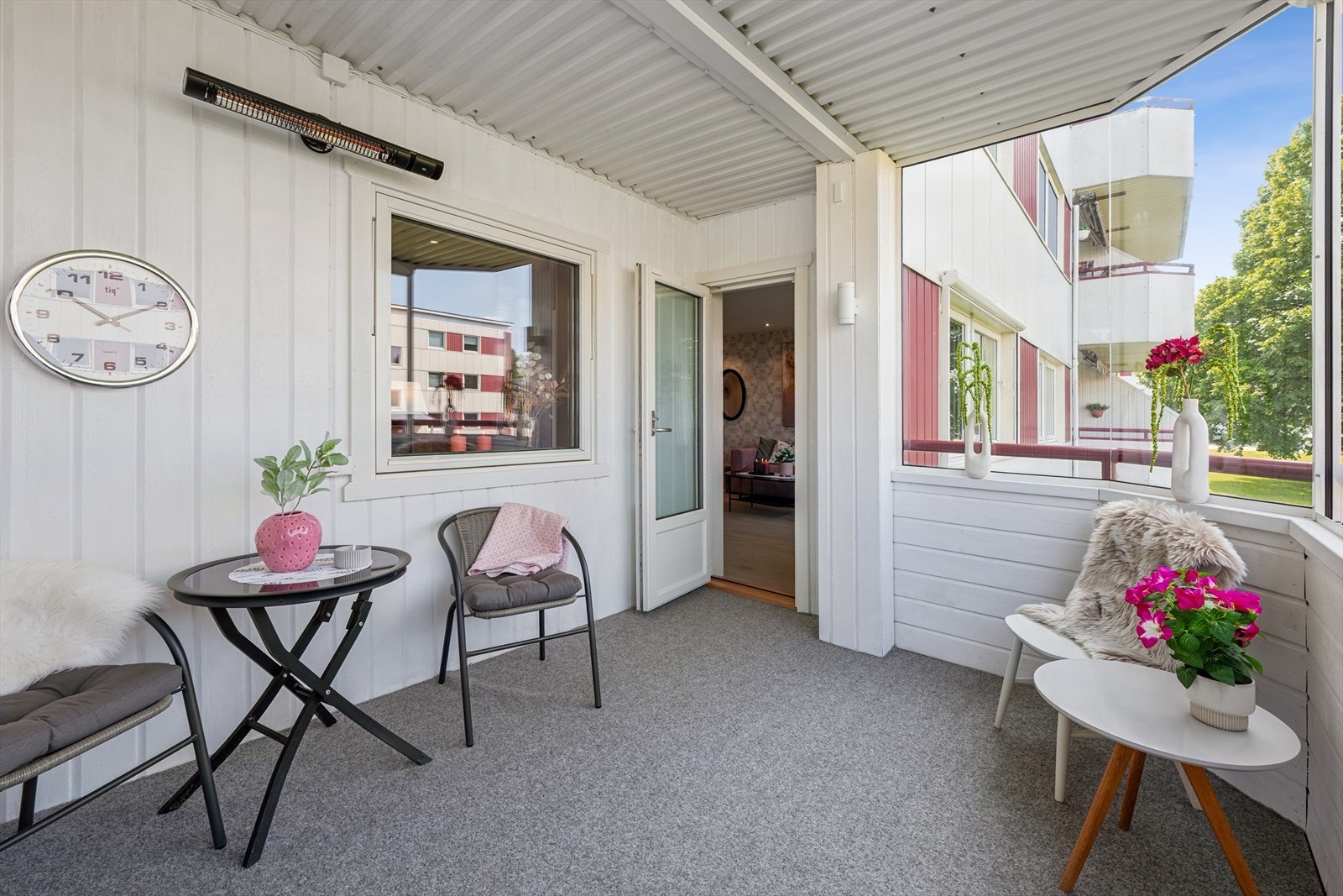 Ute på balkongen er det god plass til utemøbler Galleribilde