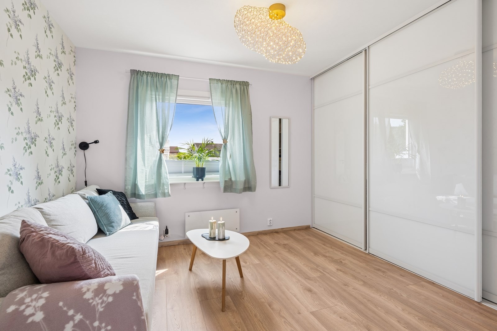 Det største soverommerommet er av god størrelse og kommer med flott skyvedørsgarderobe Galleribilde