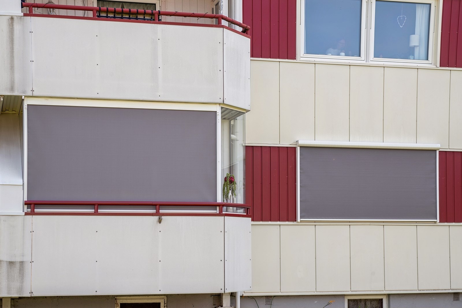 Skulle det bli for mye sol er både balkongen og stuen utstyrt med elektriske screens Galleribilde