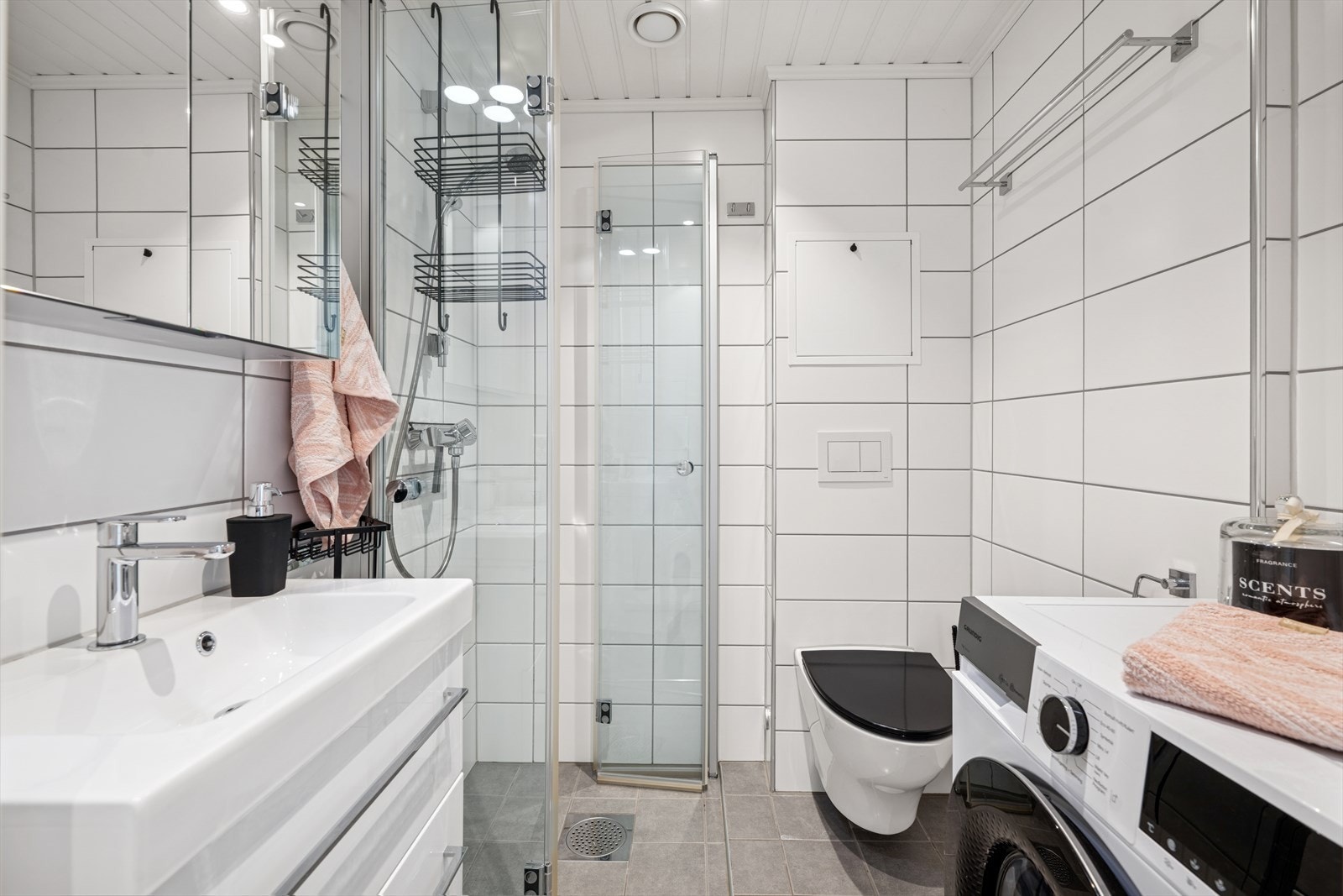 Badet er totalrenovert i regi av borettslaget i 2020 - samtidig ble alle rør i boligblokken byttet ut. Galleribilde