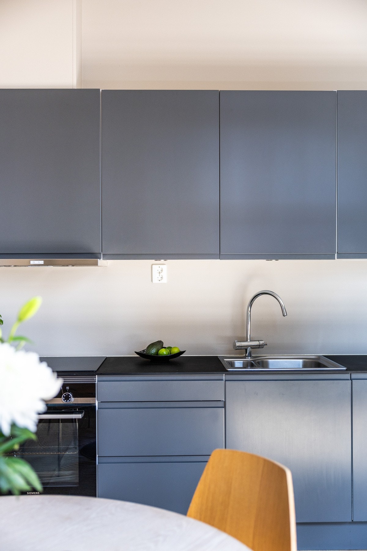 Integrerte hvitevarer gir kjøkkenet et flott helhetsuttryk. Galleribilde