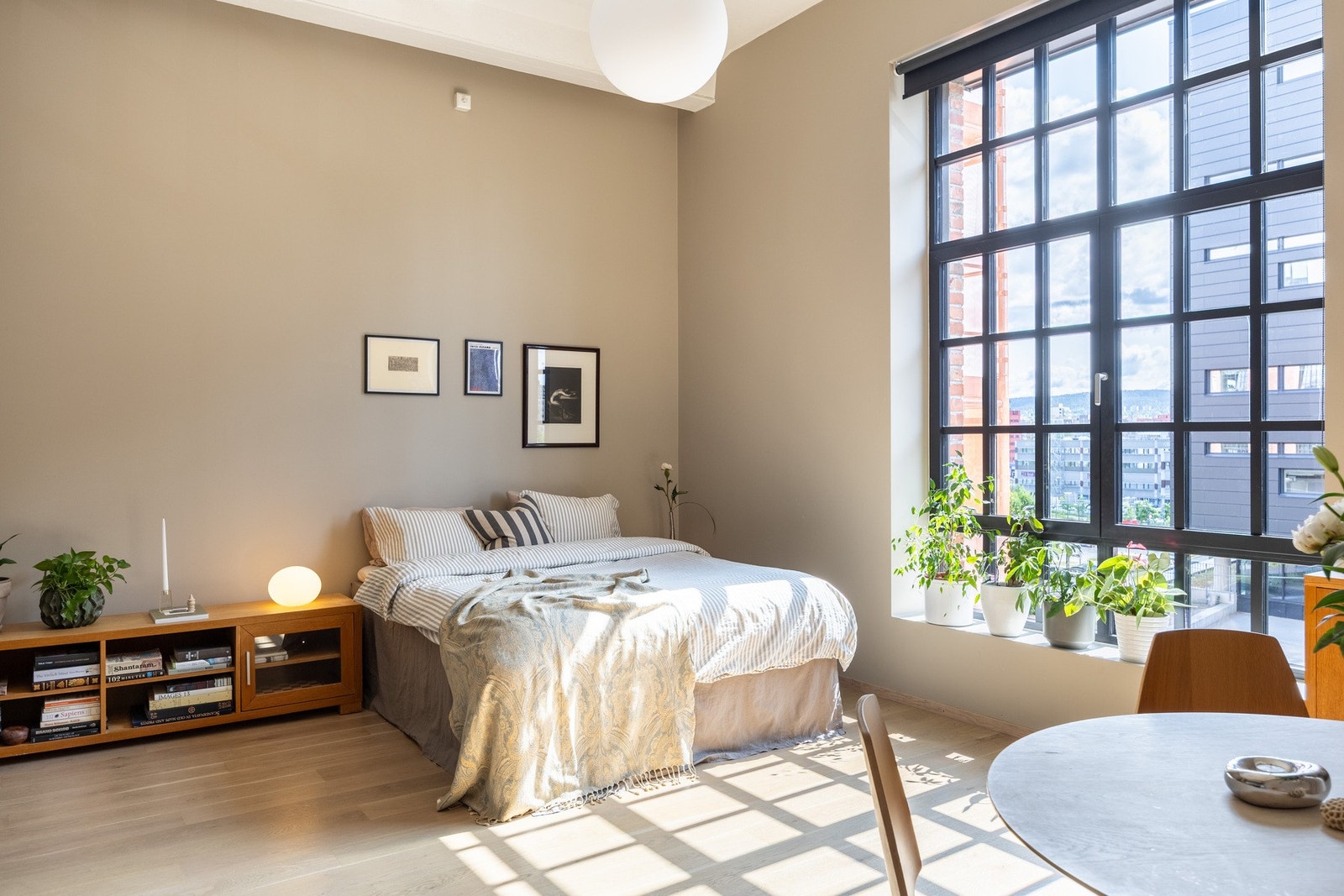 Det er god plass i stuen til å innrede etter ønske og behov. Galleribilde