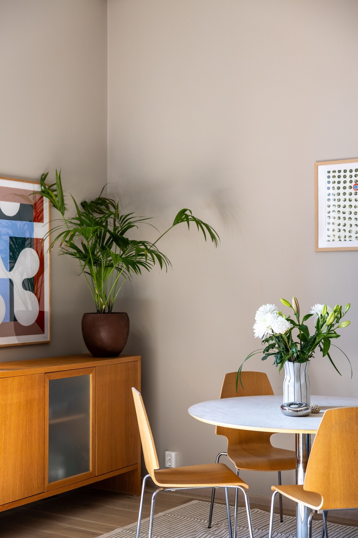 Overflatene er malt i en lys og moderne fargetone. Galleribilde