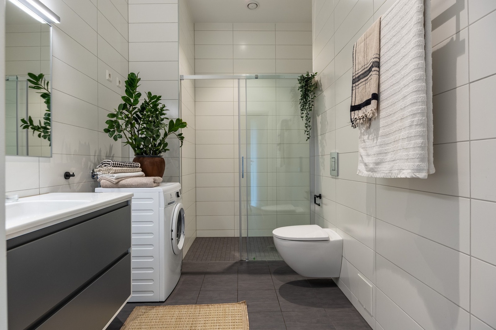 Videre har leiligheten et delikat, flislagt og romslig bad. Galleribilde