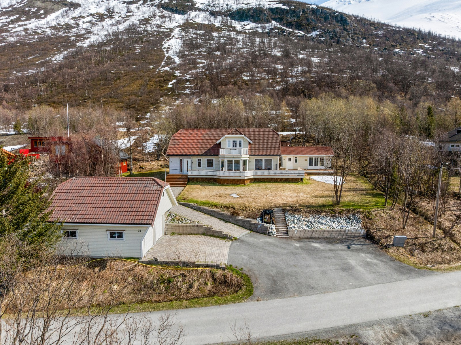 Boligen er oppført i ca. 1996 og er tilbygd i ca. 2008, og ligger vestvendt i Nord-Lenangen med fin utstikt utover fjorden.
