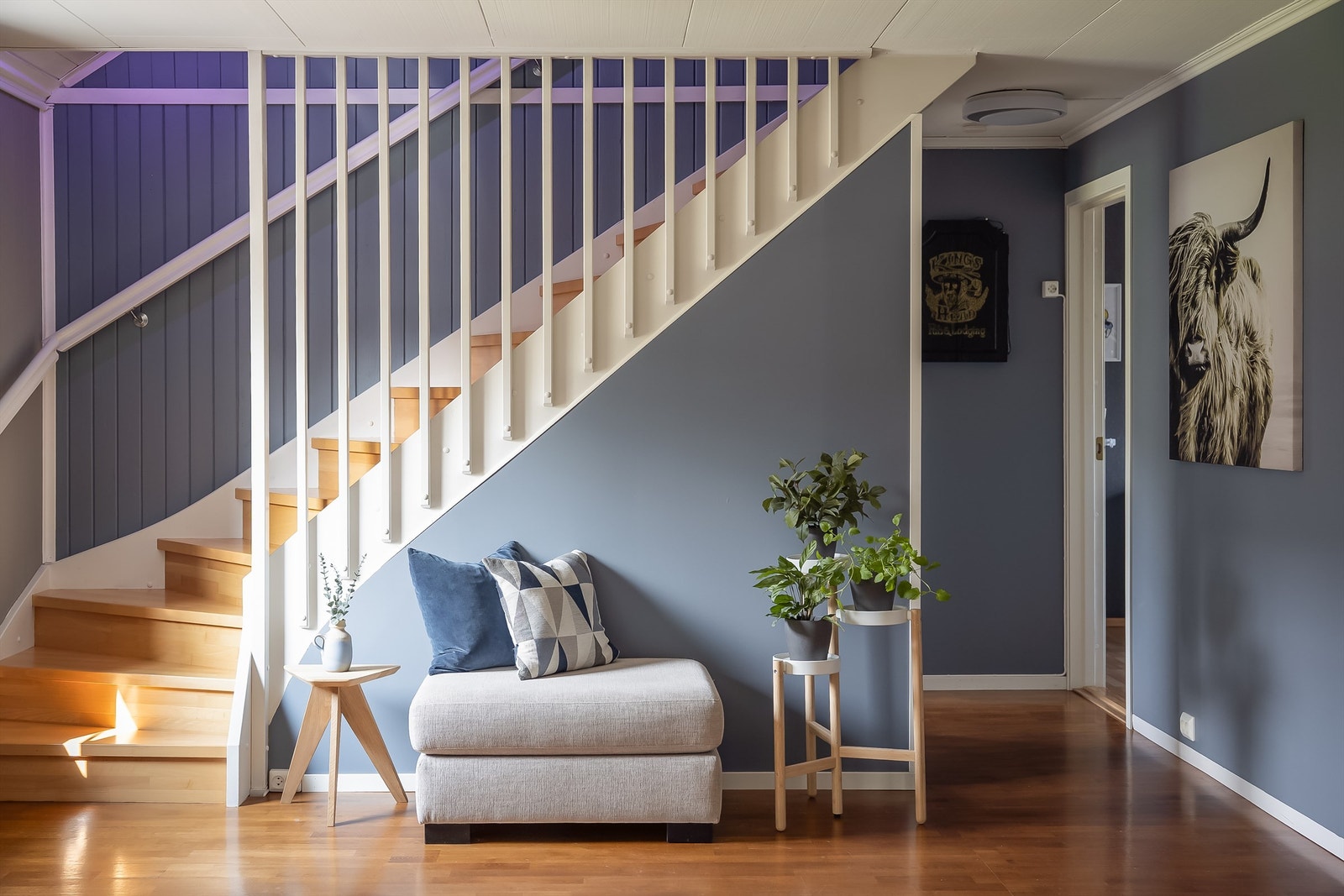 Gulvet i stue er heltregulv slipt ned og lakkert/oljet Galleribilde