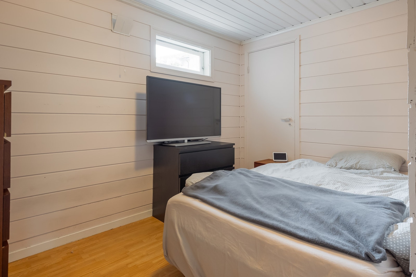 Utleiedel - Rommet er godkjent som bodareal og er på 7,5 kvm. Det er satt inn ny varmtvannstank på 300l i 2015, som gjelder for både utleiedelen og hoveddelen. Galleribilde