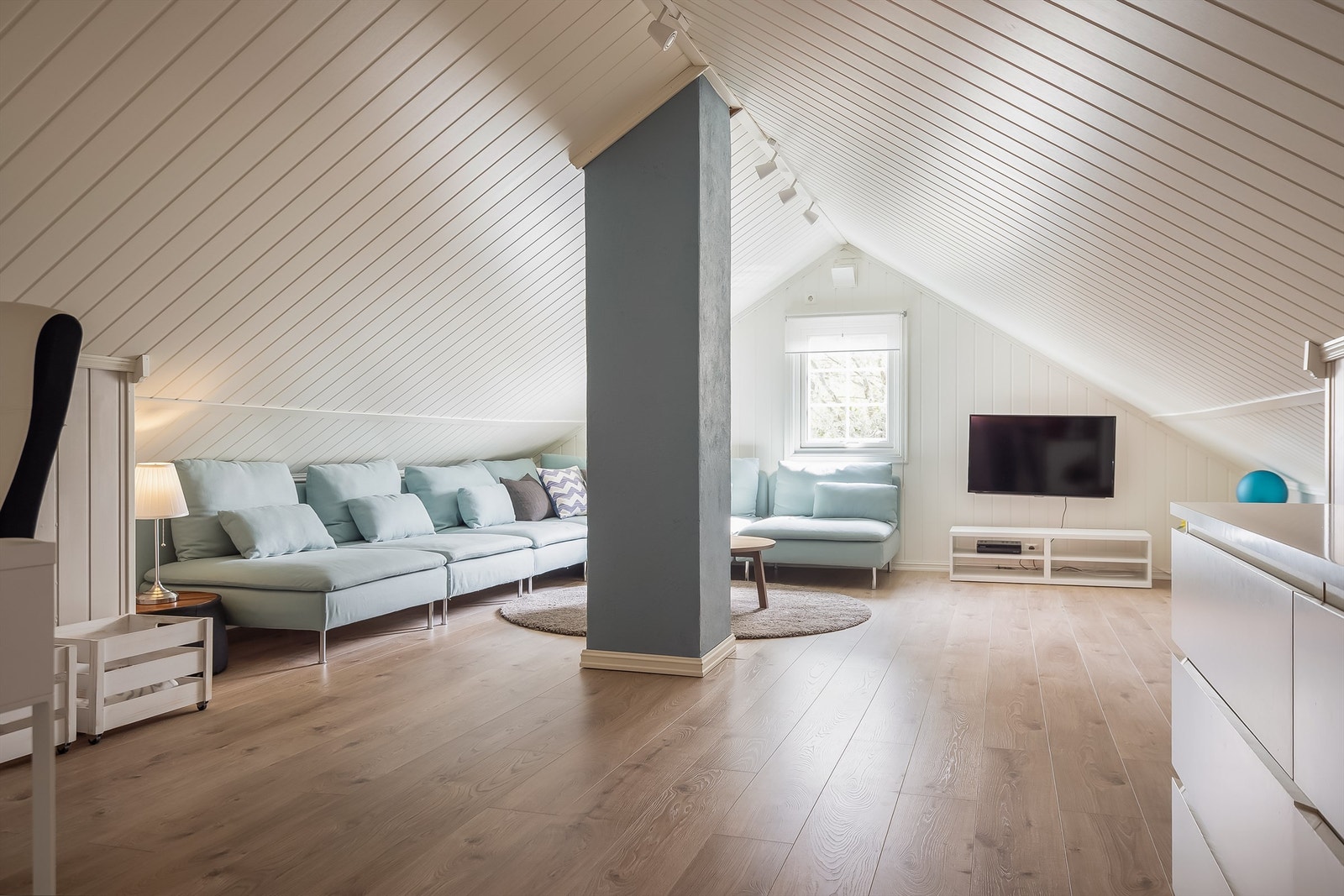 På loftet er det på originale tegninger oppnevnt som bodareal, men i dag er det største rommet innredet som en stor loftstue og er svært godt egnet som flerbruksrom Galleribilde