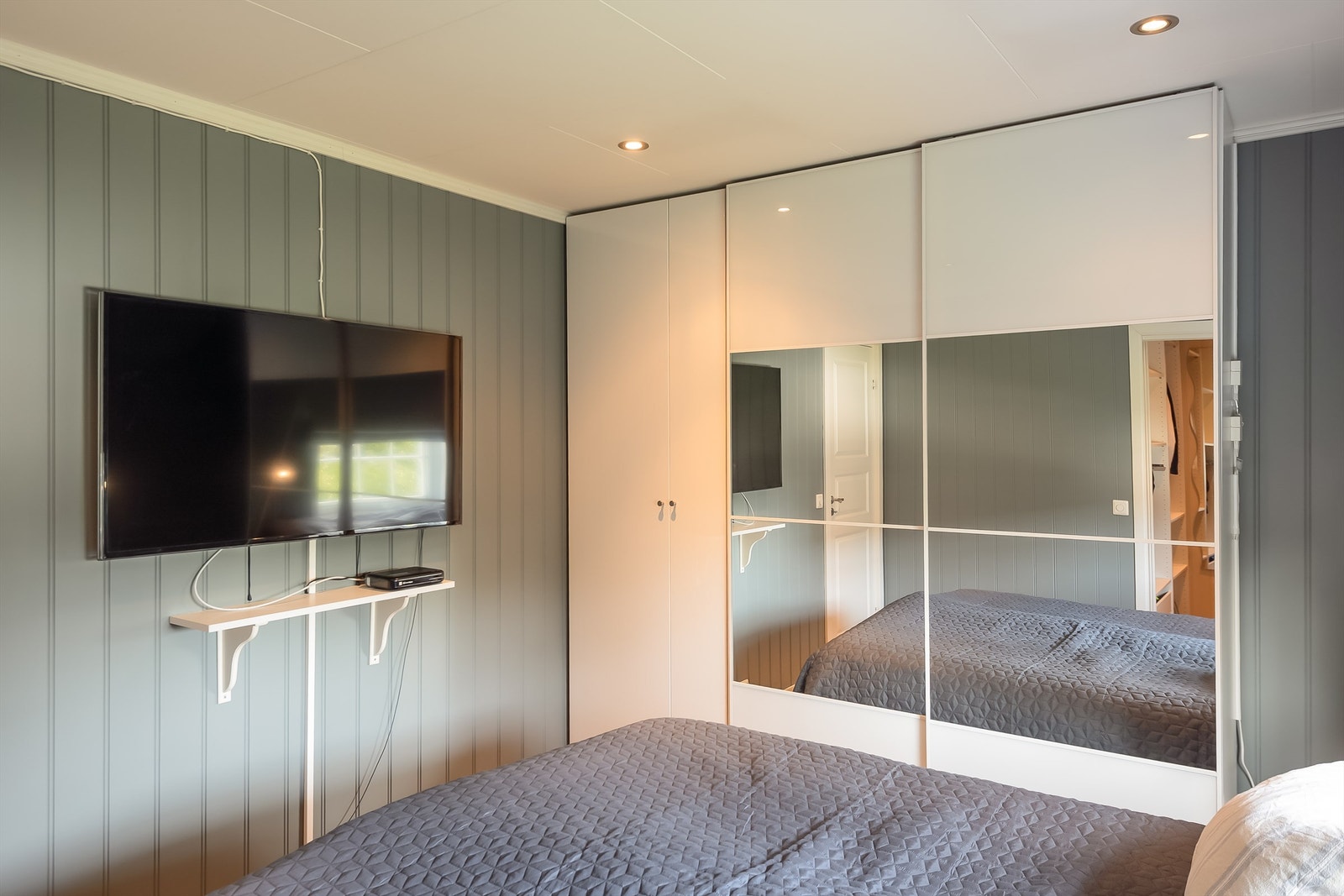 Skyvedørsgarderobe ca 2,9m bred og walk-in-garderobe ca 3 kvm. Galleribilde