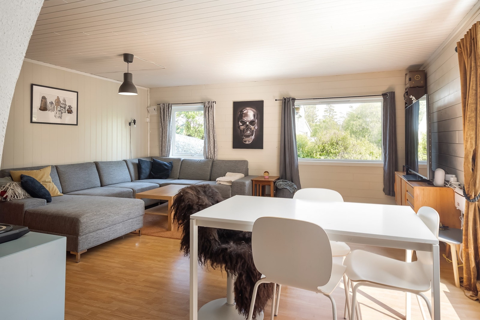 Utleiedel - Stor stue på hele 42 kvm. Stuen ble påbygd og utvidet på 80-tallet Galleribilde