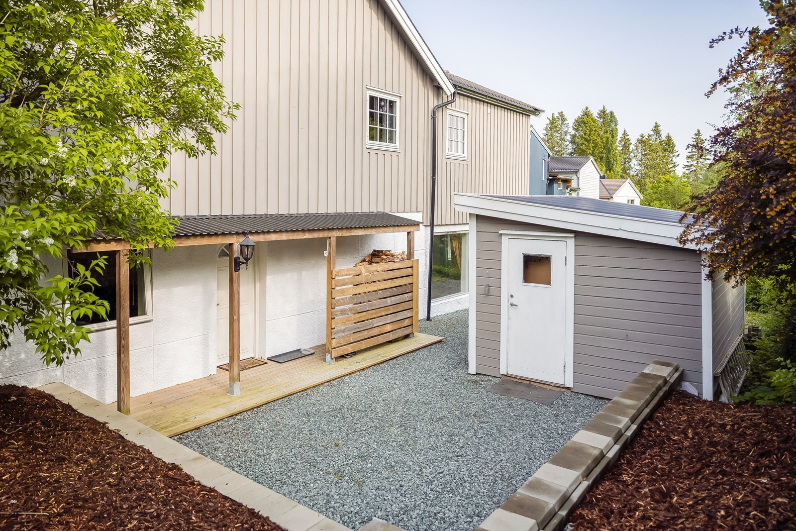 Flott inngangsparti til sokkelleiligheten, samt egen utebod. Ny støttemur og nytt overbygg i 2024 Galleribilde