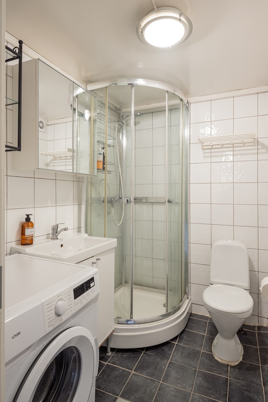 Utleiedel - Bad/Wc-rom oppgradert på ca 3 kvm., oppgradert i 2006 iflg eier. Flislagt vegger og gulv m/gulvvarme. Galleribilde