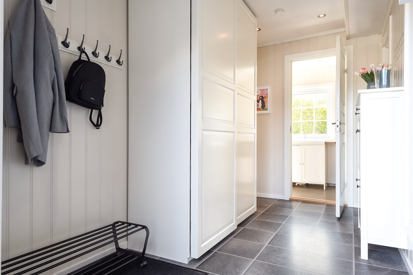 Påbygget består i dag av entrè, soverom, walk-in og vaskerom. Fra entrèen er det praktisk med direkte tilgang til vaskerom Galleribilde