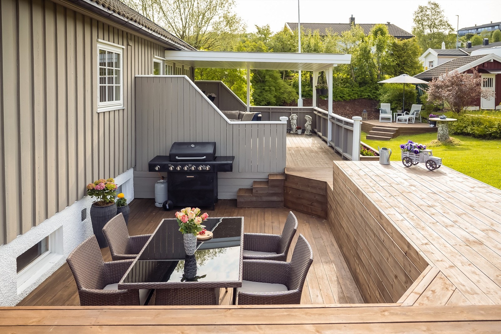 Fra huset har du både lekeplass rett utenfor døra samt gangavstand til både skole, barnehage, idrettsanlegg og butikk Galleribilde