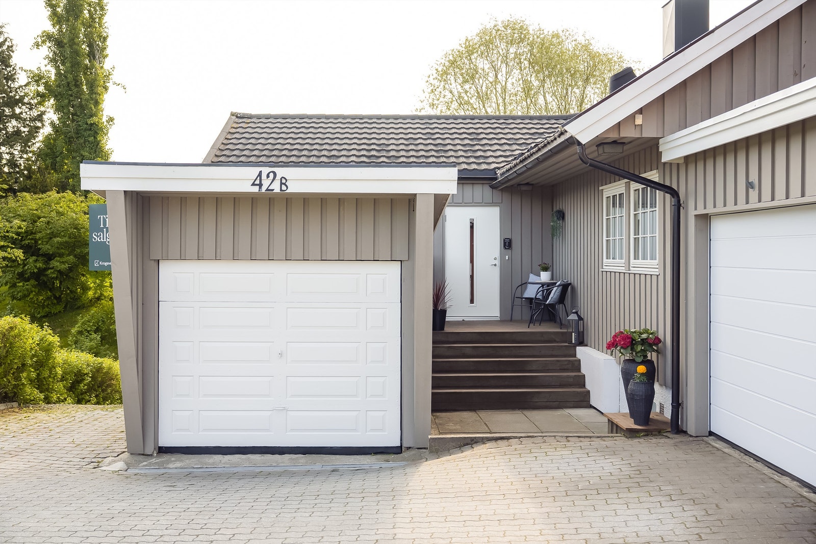 Taket på begge garasjene er skiftet i 2024. Den frittstående garasjen er på ca 16 kvm., mens den integrerte garasjen er på ca 17,5 kvm. Ny elektrisk garasjeport fra 2024 på den integrerte garasjen Galleribilde