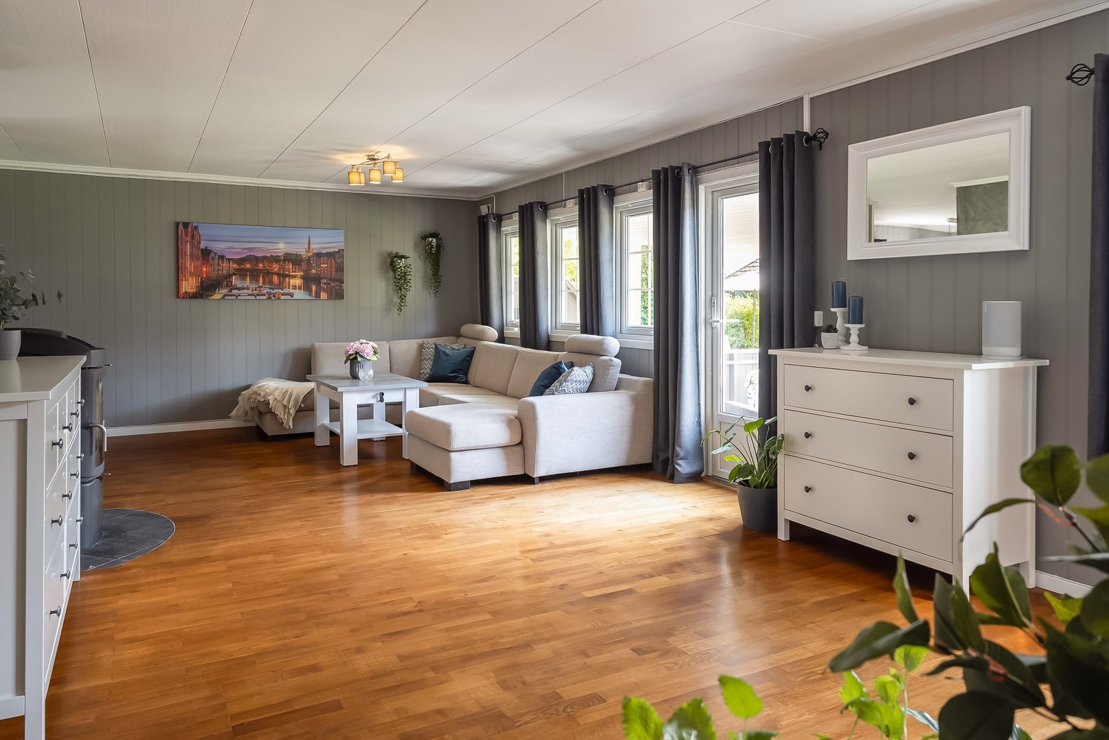 Fra stuen har du direkte adkomst til den store hagen med store plattinger, takoverbygg og plenareal. Det er opprinnelig inntegnet et soverom på stue, men det er valgt å ta bort denne for å få en enda større stue. Galleribilde