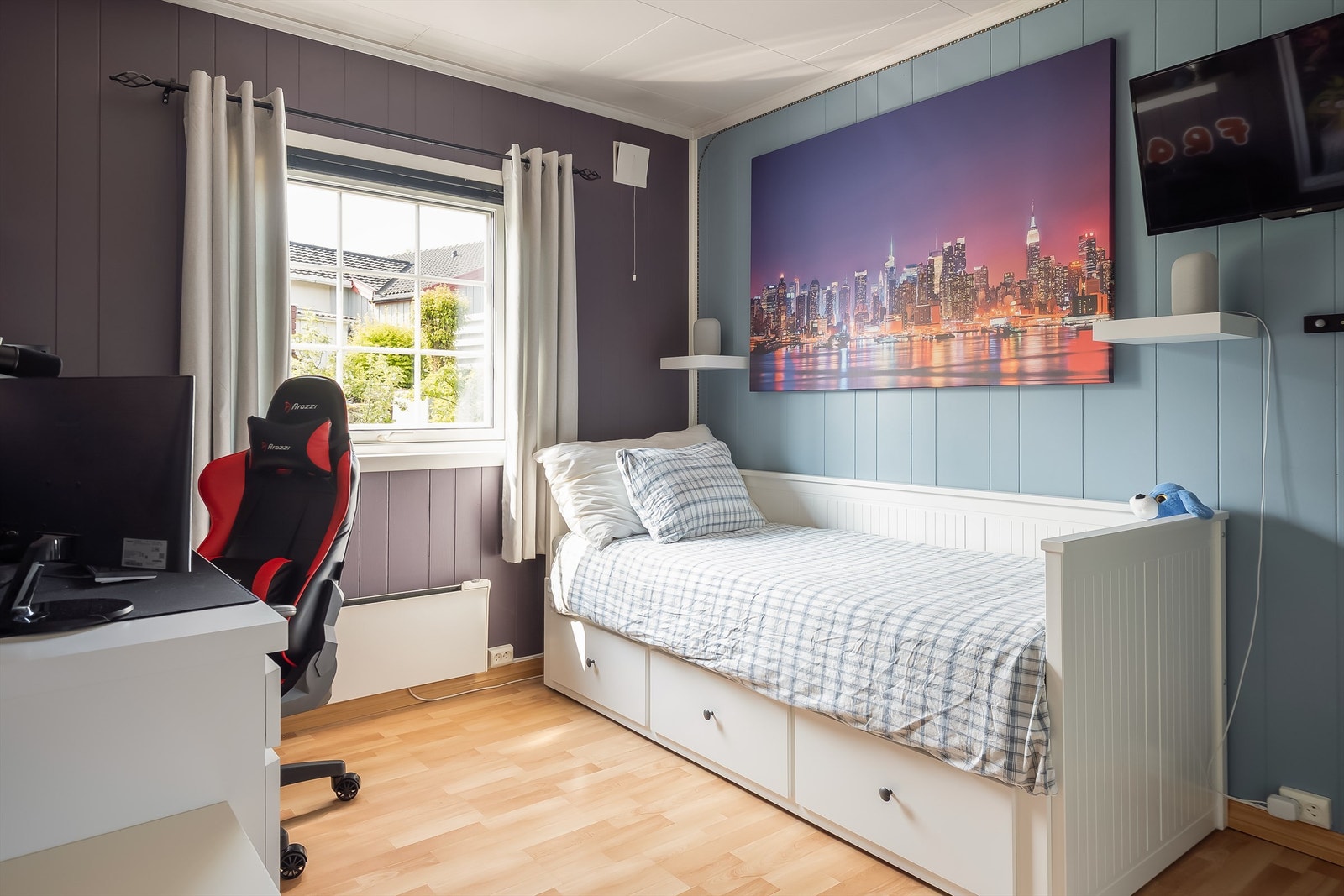 Det er to soverom i denne fløyen av huset. Dette er på 8,5 kvm., og har medfølgende skyvdørsgarderobe. Hyller på soverommene medfølger ikke Galleribilde