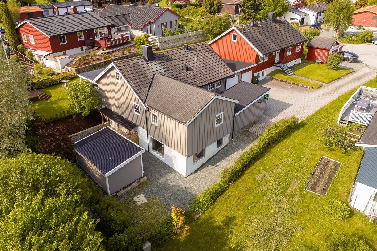 Romslig og fin tomt på ca 663 kvm. Utleiedelen har egen inngang og har et skjermet inngangsparti fra hovedboligen. Nytt hovedavløpsrør ut fra husvegg ca 2 meter, samt drenering fra 2023 på sokkelsiden Galleribilde