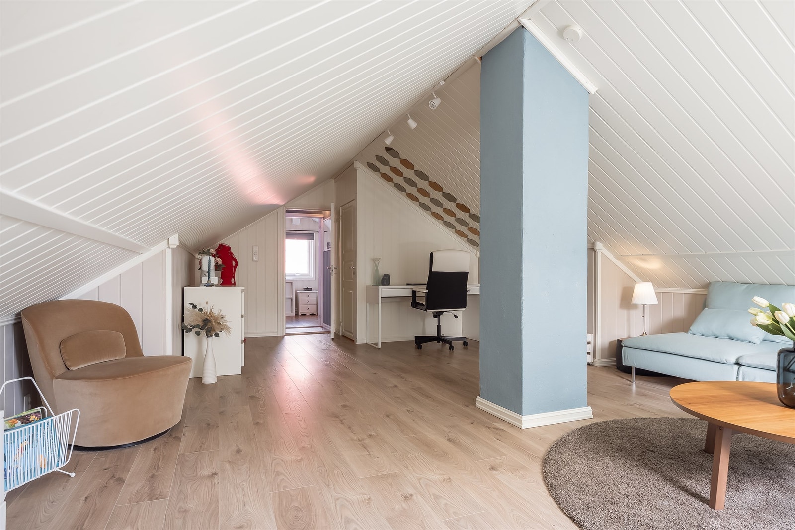 2015: Taket er lektet ned 5 cm., og etterisolert. Nytt gulv, veggplater og takplater Galleribilde