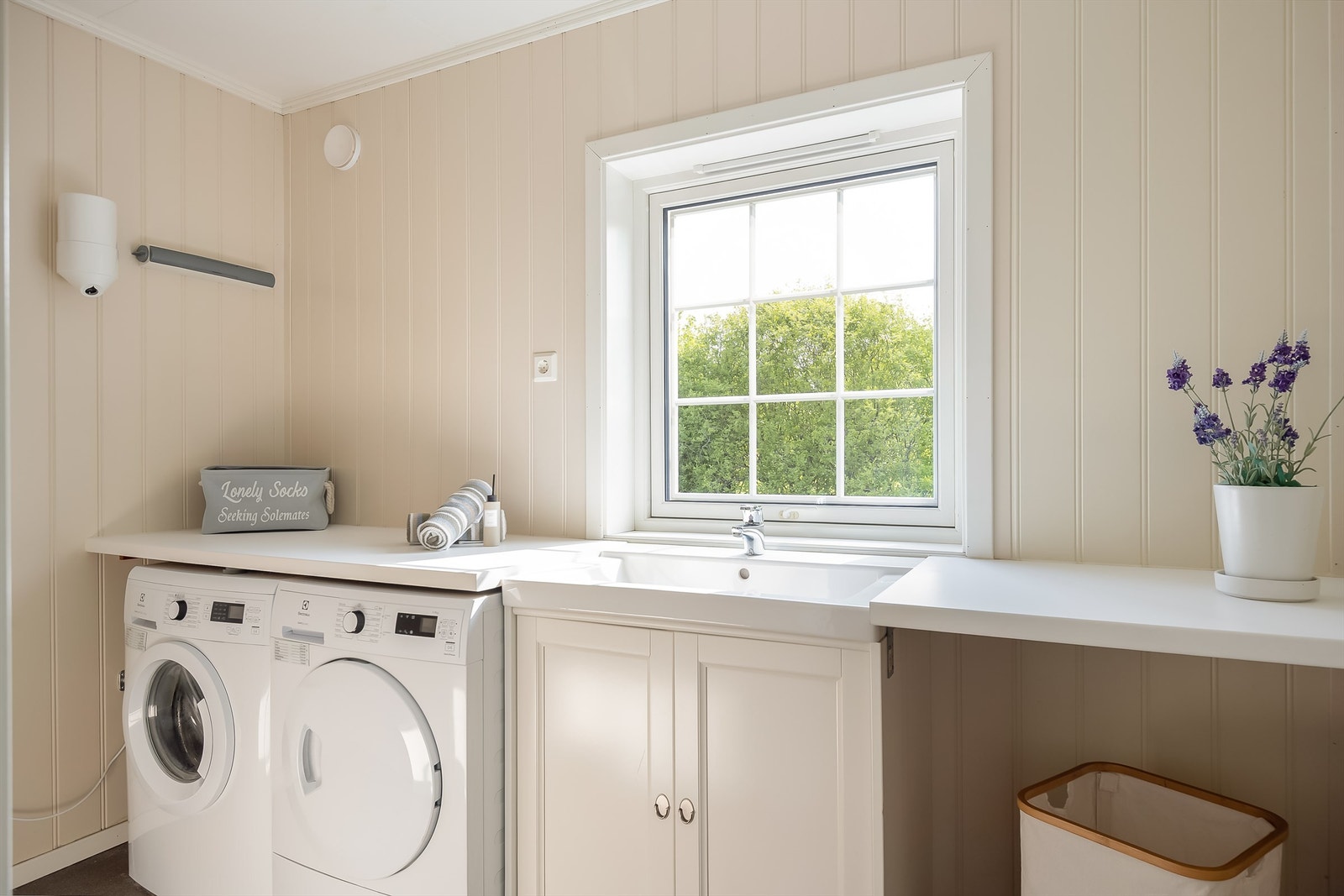 Vaskerommet er utvidet fra originaltegninger og er i dag på 5 kvm., som er et romslig vaskerom. Her har du godt med benkeplass og plass for klesoppbevaring. Over benkeplaten er det hengt opp tørkesnor som kan dras inn etter bruk Galleribilde