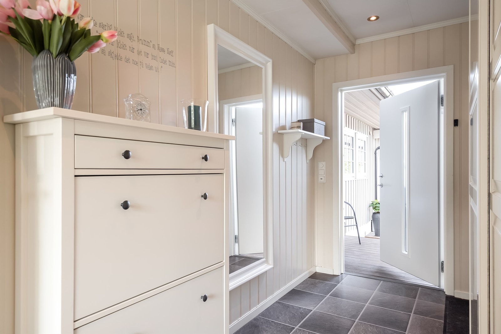 Velkommen inn! Romslig entrè på 7,5 kvm. Denne delen av huset er påbygd i ca 2010. Varmefolie i gulv. Skoskap medfølger ikke. Galleribilde