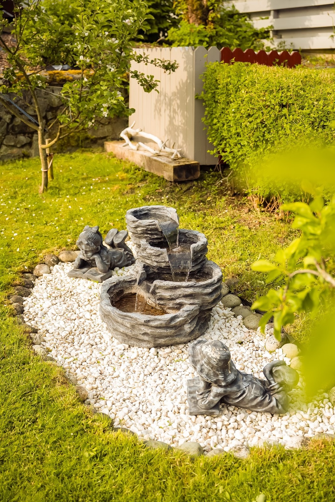 Fontene og skulpturer medfølger ikke handelen. Galleribilde