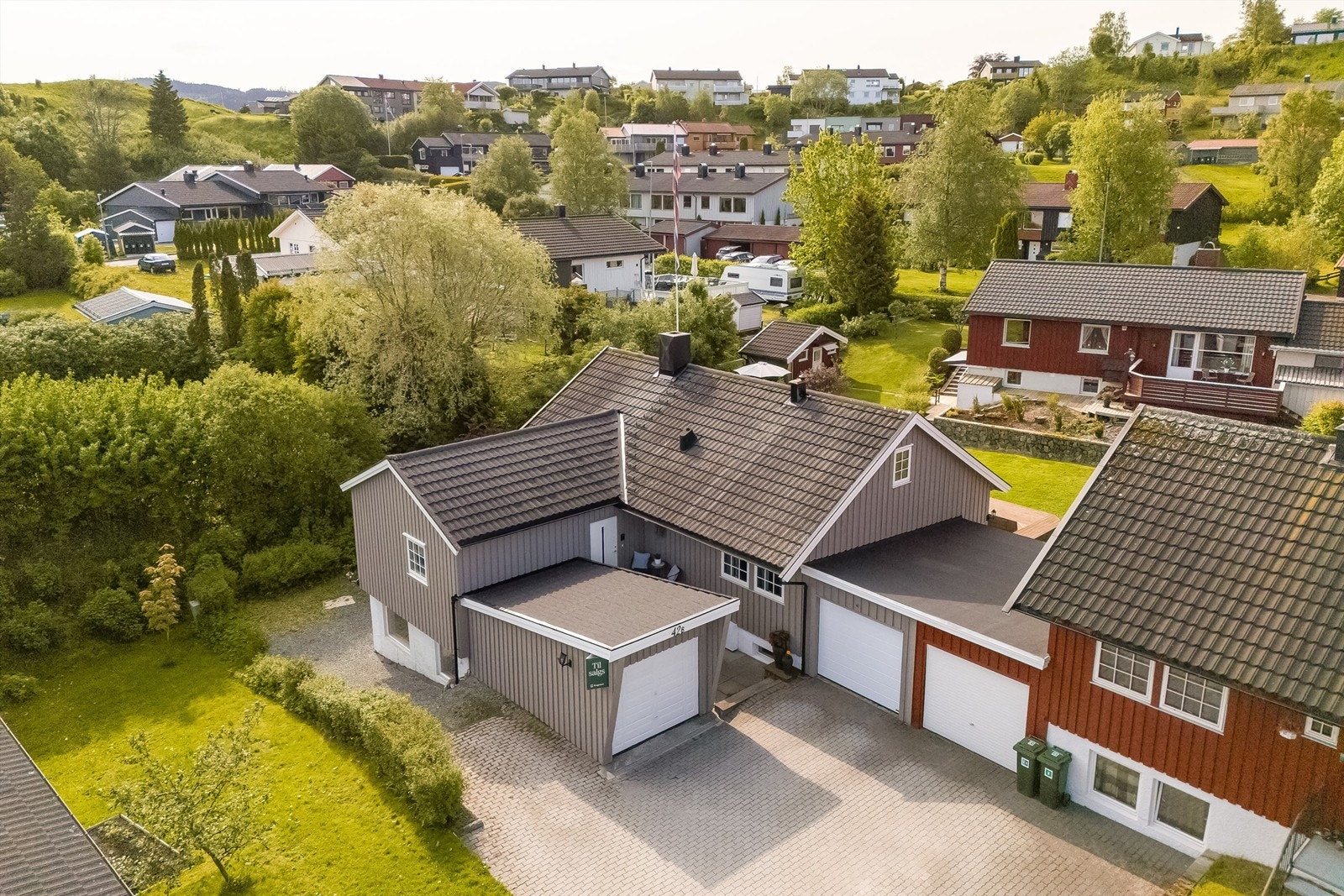 Huset går over hovedplan, loft og kjeller-/sokkeletasje, og har to romslige garasjer. Galleribilde