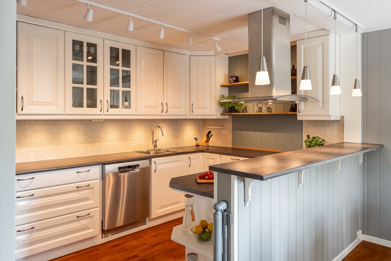 Heltre kjøkkeninnredning med profilerte fronter fra ca 2006. Hvitevarer kan medfølger etter avtale med selger. Galleribilde