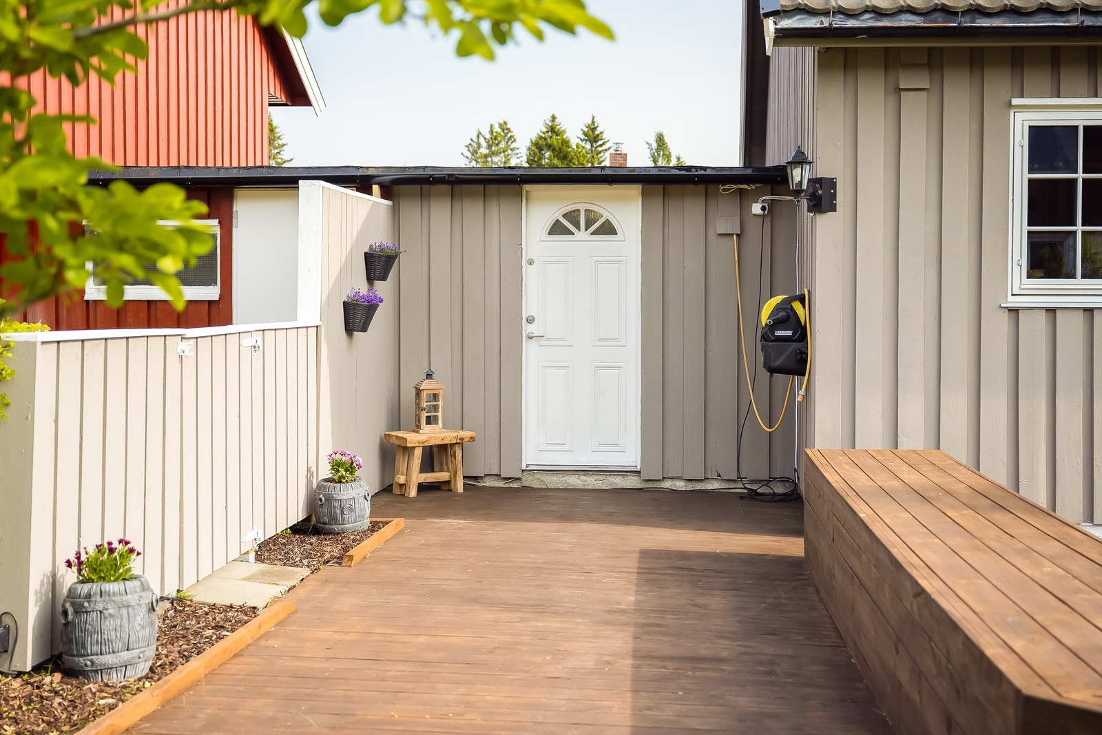 Fra den ene garasjen går det dør til hagen slik at du har god og enkel tilgang både sommer og vinter Galleribilde