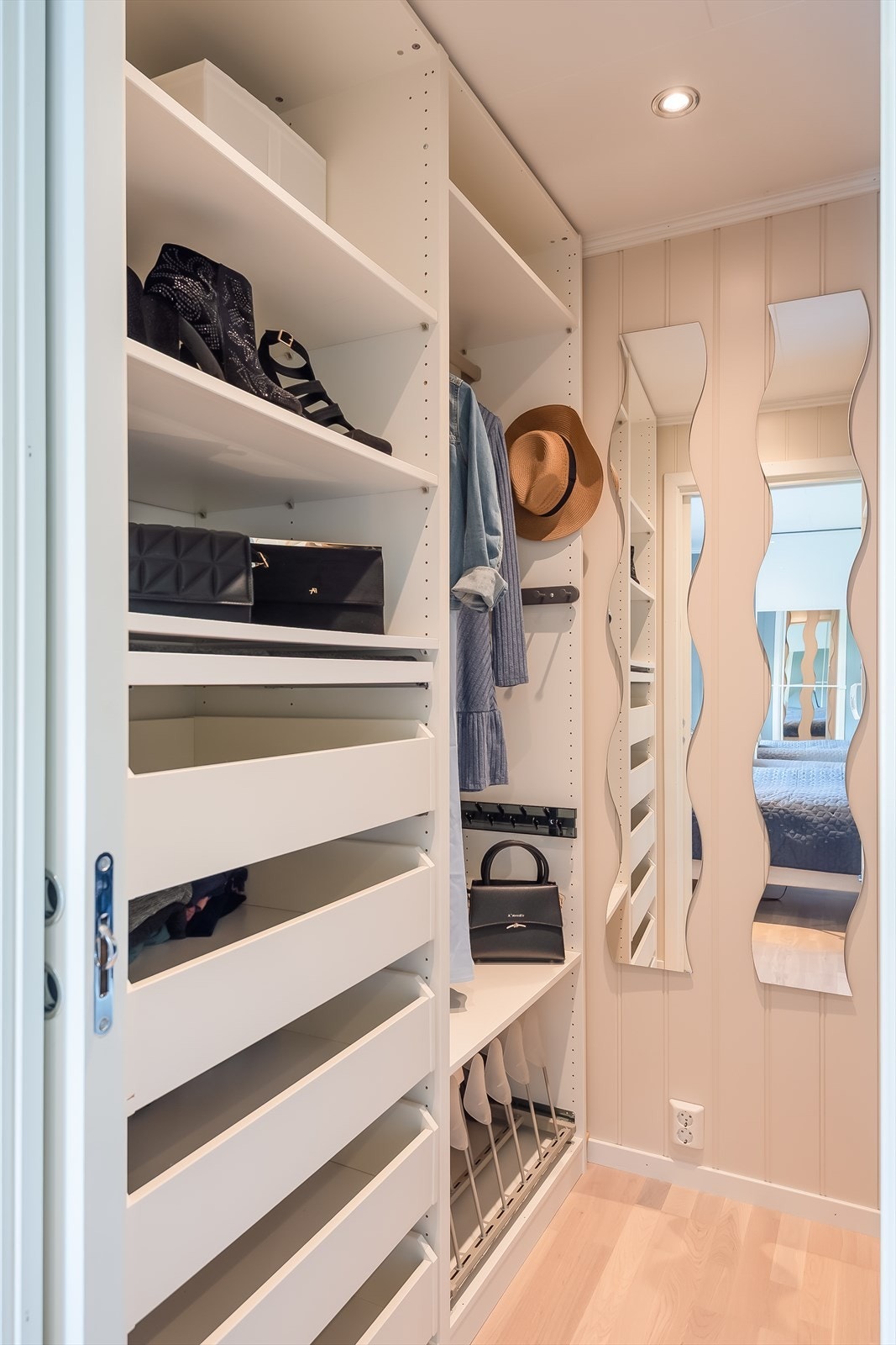 Fastmonterte deler i walk-in garderobe medfølger. Galleribilde