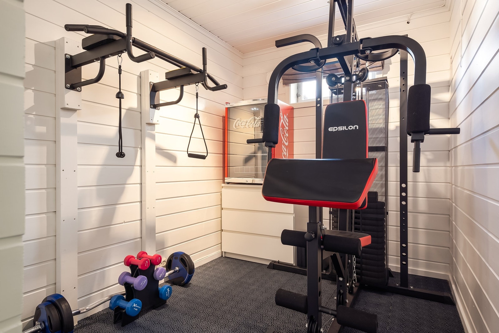 Kjellerdelen til hovedboligen er innholdsrik med rikelig med bodplass, treningsrom og badstue. Rommene er godkjent som bod, men er innredet til diverse formål. Treningsapparatene på visning medfølger Galleribilde