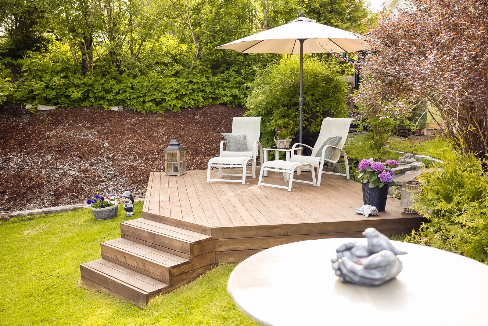 På hjørnet av tomten er det i 2022 satt opp en frittstående og solrik platting på 12 kvm Galleribilde